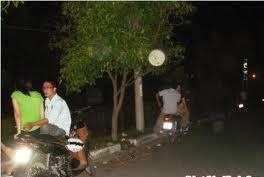 Doi nam nu bi danh, cuop sach tai san khi ngoi tam su dem khuya hinh anh