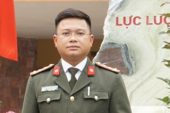 Dai uy cong an choi game mot tuan de bat trom hinh anh