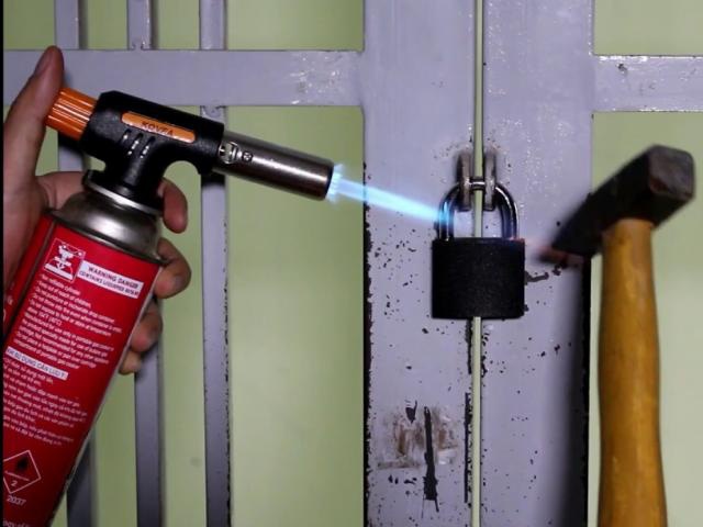 Dieu tra vien ke chuyen bat ten trom dung den kho pha song cua hinh anh