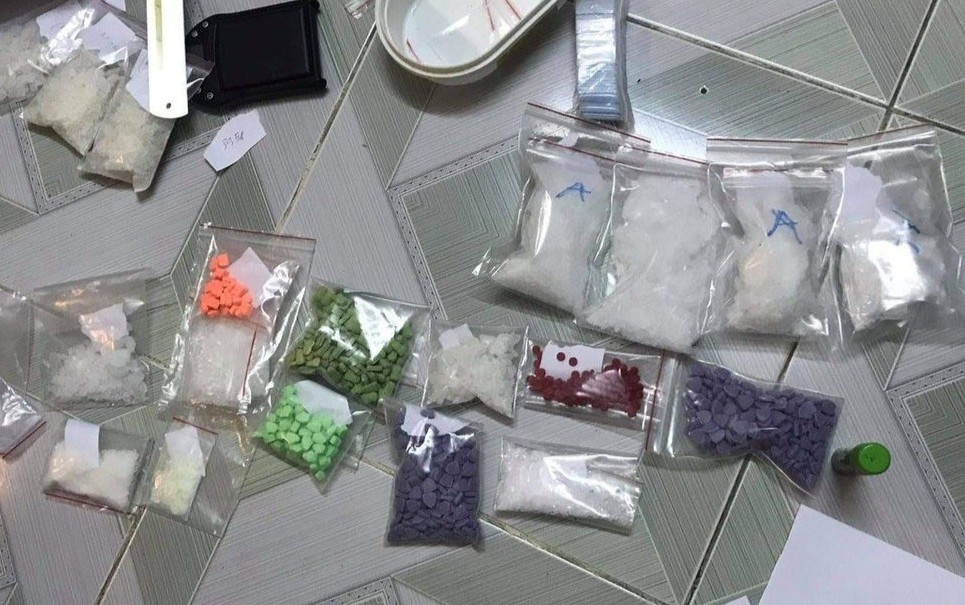 Nam thanh nien tang tru 3 kg ma tuy da va hang tram vien thuoc lac hinh anh