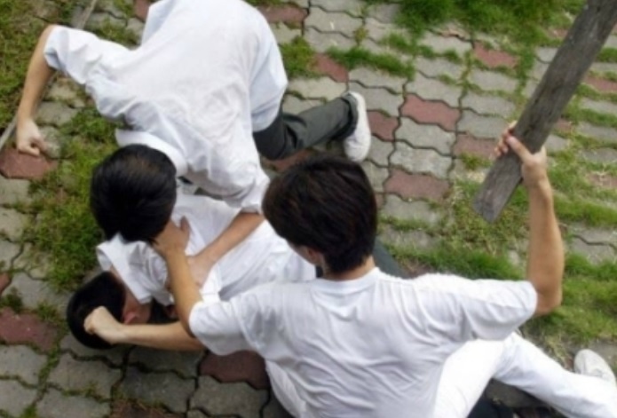 Mau thuan giua hai nhom hoc sinh, mot nguoi bi chem tu vong hinh anh