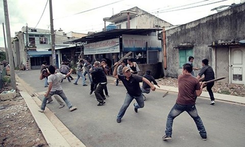 Hai nhom 'con do nhi' mang hung khi duoi danh nhau hinh anh