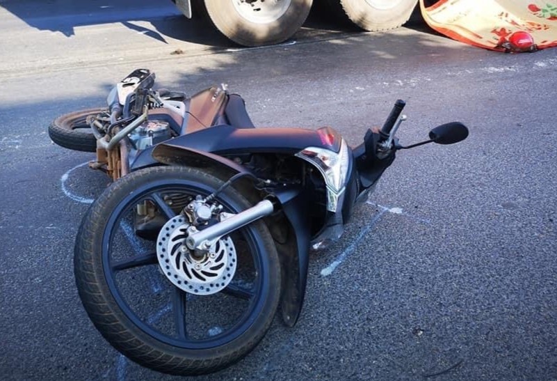 Be gai 15 tuoi bi xe dau keo chen qua nguoi hinh anh