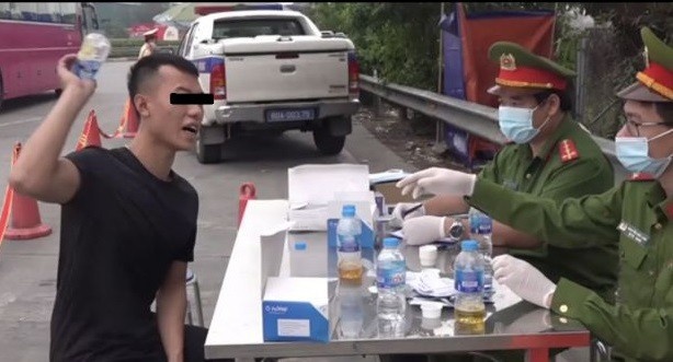 Xin bo qua khong duoc, tai xe duong tinh ma tuy nem mau thu hinh anh