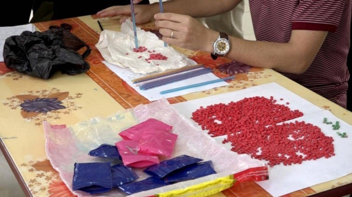 Nguoi phu nu tang tru hon 2.000 vien ma tuy trong cop xe SH hinh anh