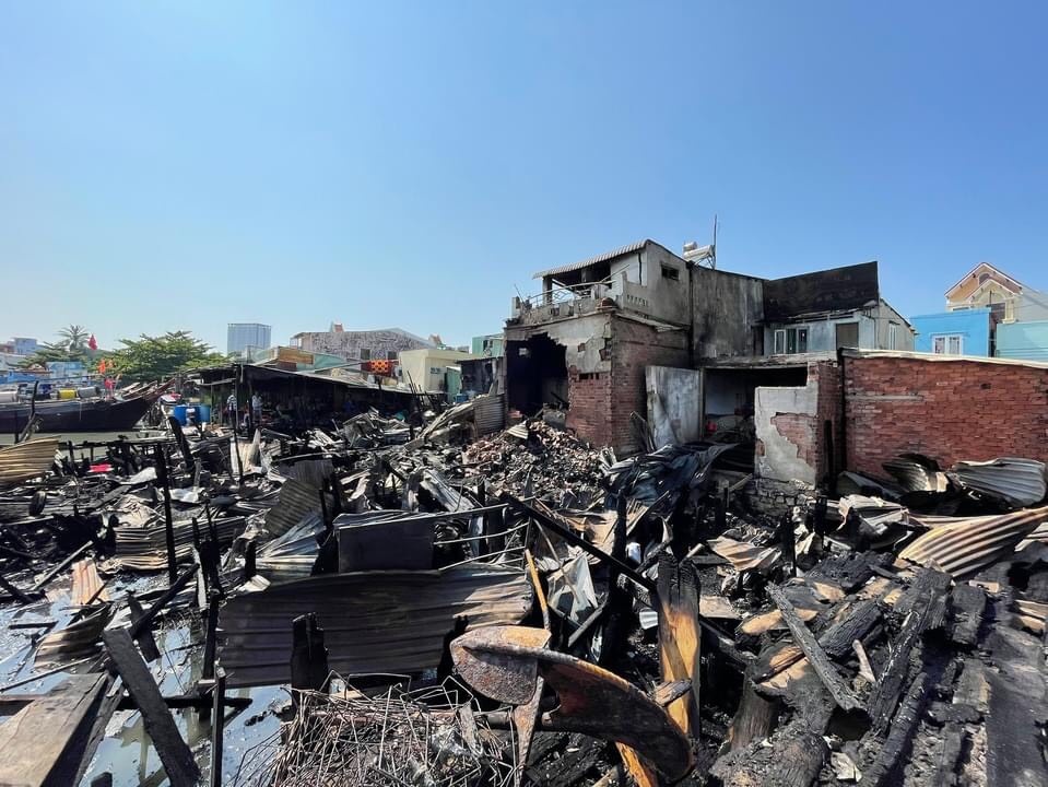 chay nha ven song anh 1