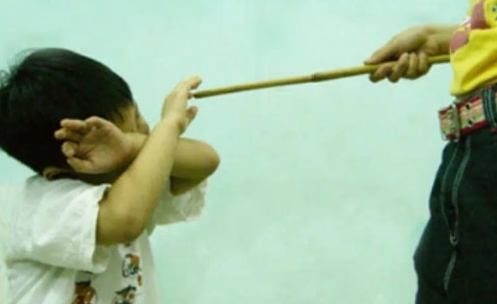 Cha danh con tet dau, ngan khong cho dua vao benh vien hinh anh