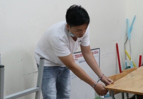 Gia hoc sinh vao truong trom cap hinh anh