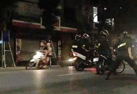 6 hoc sinh Ha Noi dua xe may trong dem hinh anh