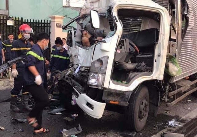 Hoc sinh lop 2 tu nan tren duong den truong hinh anh