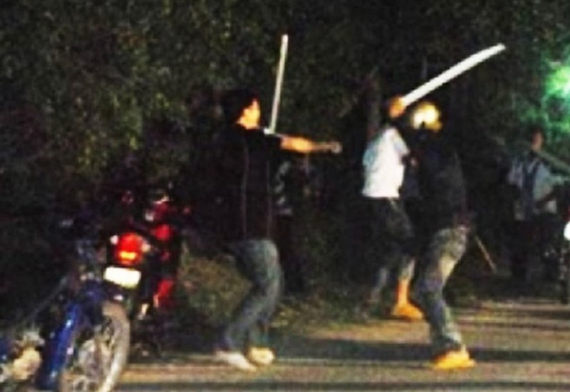 Nam thanh nien bi nhom nguoi la chan xe, dam tu vong hinh anh