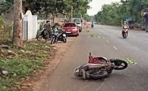 Dam vao goc cay, 2 thieu nien di xe may tu vong tai cho hinh anh