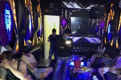 Nam thanh nien to chuc 'tiec ma tuy' de chia tay ban hinh anh