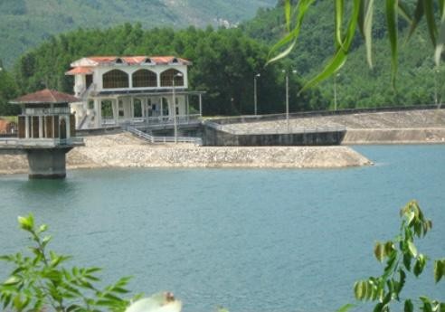 Truot chan nga xuong ho, 2 nguoi duoi nuoc hinh anh