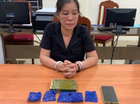 Nguoi phu nu mua mot banh heroin, 1.000 vien ma tuy ve ban kiem loi hinh anh
