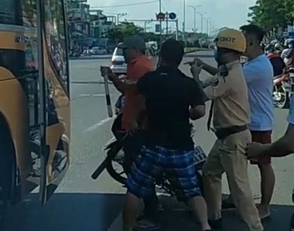 đánh CSGT ảnh 1 danh CSGT anh 1