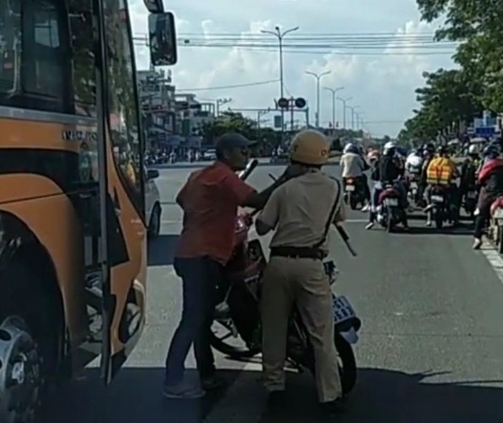 Tai xe say xin, dung gay bong chay tan cong CSGT hinh anh