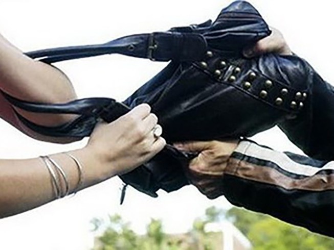 Dang giao dich, nu thuong lai bi xit hoi cay hinh anh