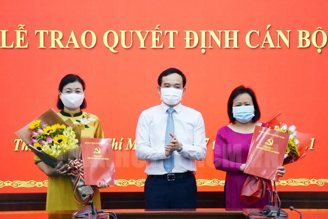 Trao quyet dinh nhan su cho bao Phu nu TP.HCM va bao Nguoi lao dong hinh anh