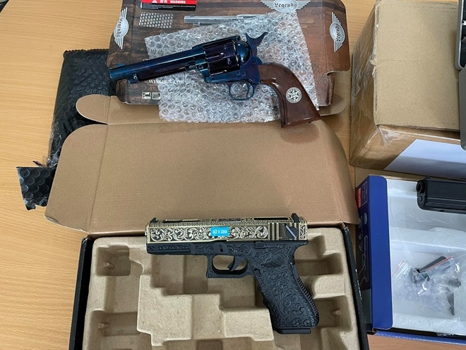 Phat hien lo hang hinh sung gui chuyen phat nhanh hinh anh