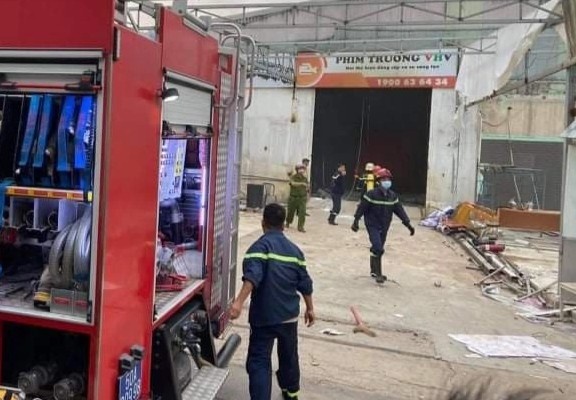 Phim truong tai TP.HCM boc chay, nhieu nguoi thao chay hinh anh