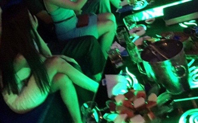 Nhom thanh nien cuong doat tien cua cac nu tiep vien karaoke hinh anh