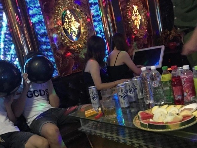 Bon nam nu phe bong cuoi trong phong VIP quan karaoke hinh anh