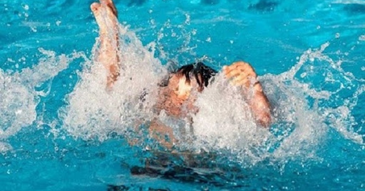 Hai chi em duoi nuoc tai ho thuy loi hinh anh