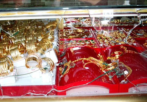 Tam giu nghi pham dot nhap tiem vang cuom 300 luong vang hinh anh