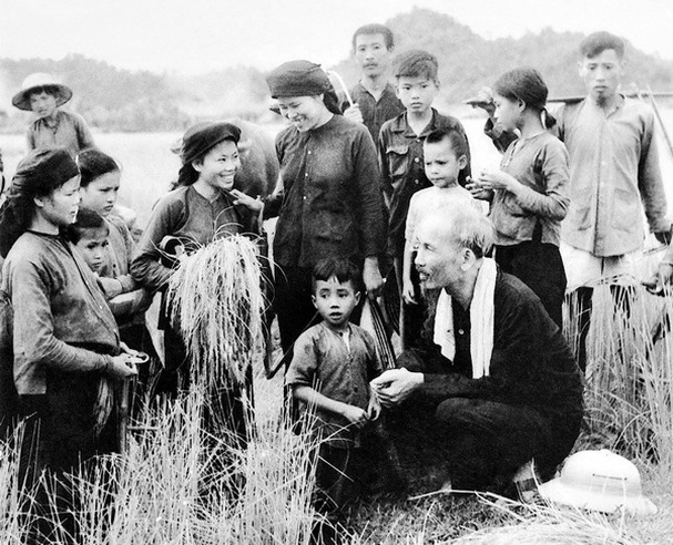 Thang 5 nho Bac: Tu tuong ‘lay dan lam goc’ mai mai soi sang hinh anh