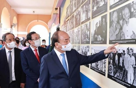 Chu tich nuoc Nguyen Xuan Phuc dang huong tuong nho Bac Ho hinh anh