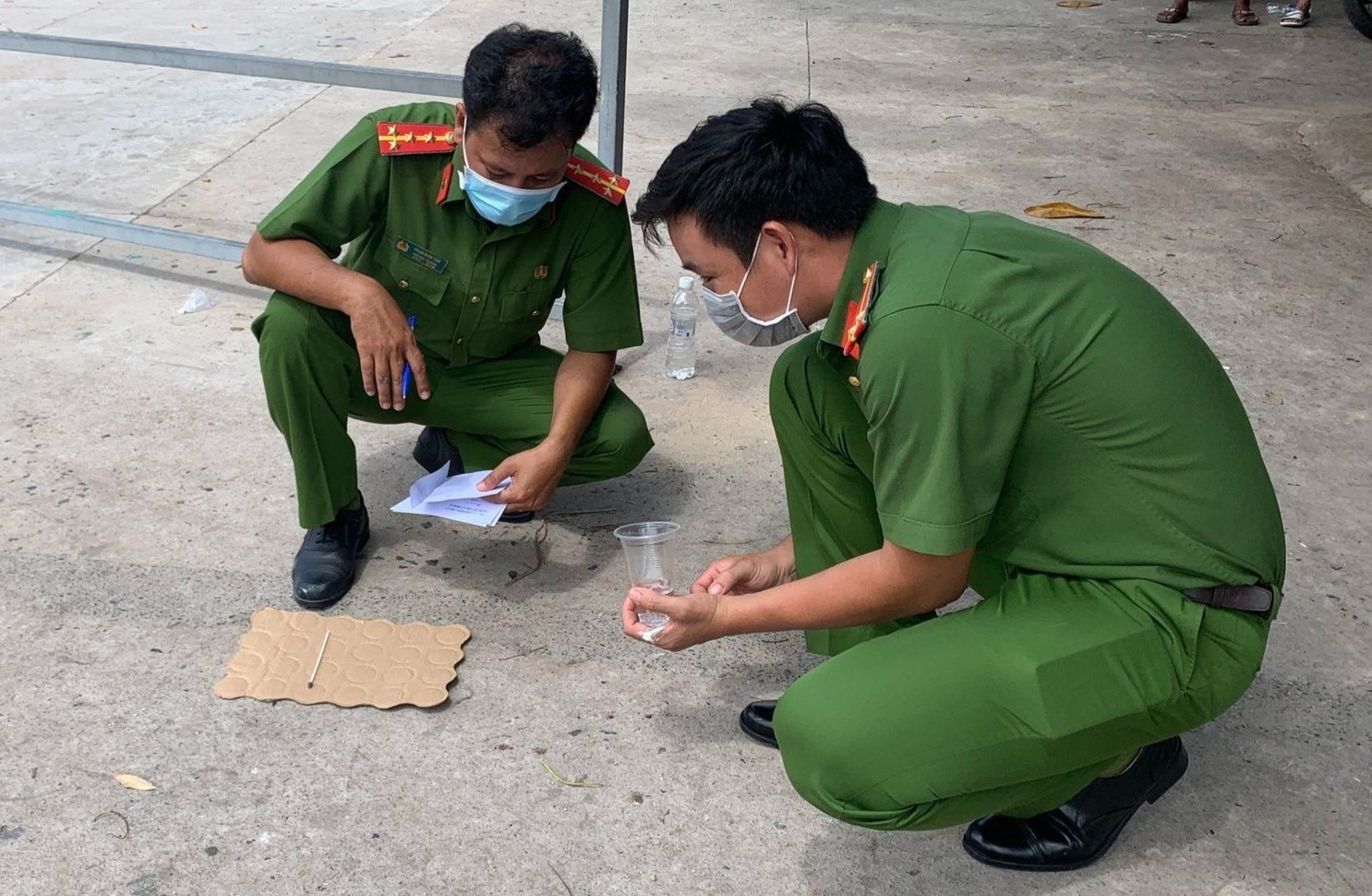 Dam ba noi va chi gai cua nguoi yeu vi bi cam can di choi hinh anh