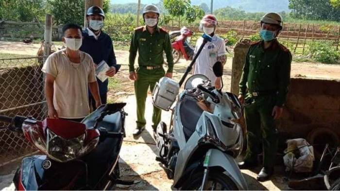 Phat can bo y te khong tiep nhan khai bao cua nguoi ve tu vung dich hinh anh