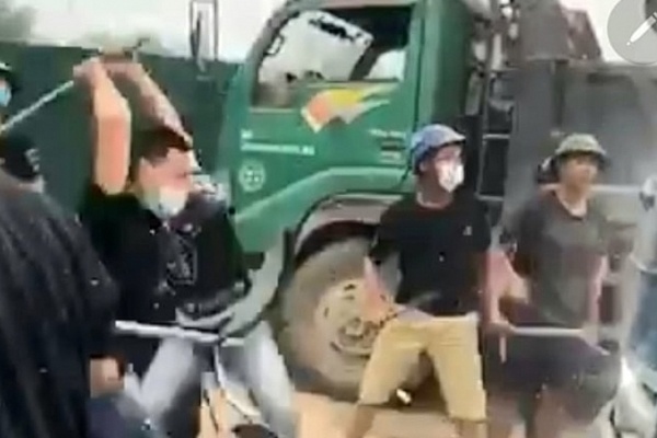 Dung xe ben chan dau, danh giam doc doanh nghiep chan thuong so nao hinh anh