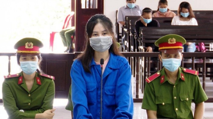 An com cham, be trai 2 tuoi bi bao mau danh tu vong hinh anh