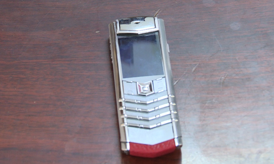 Lam ro vu trom dien thoai Vertu trong oto hinh anh