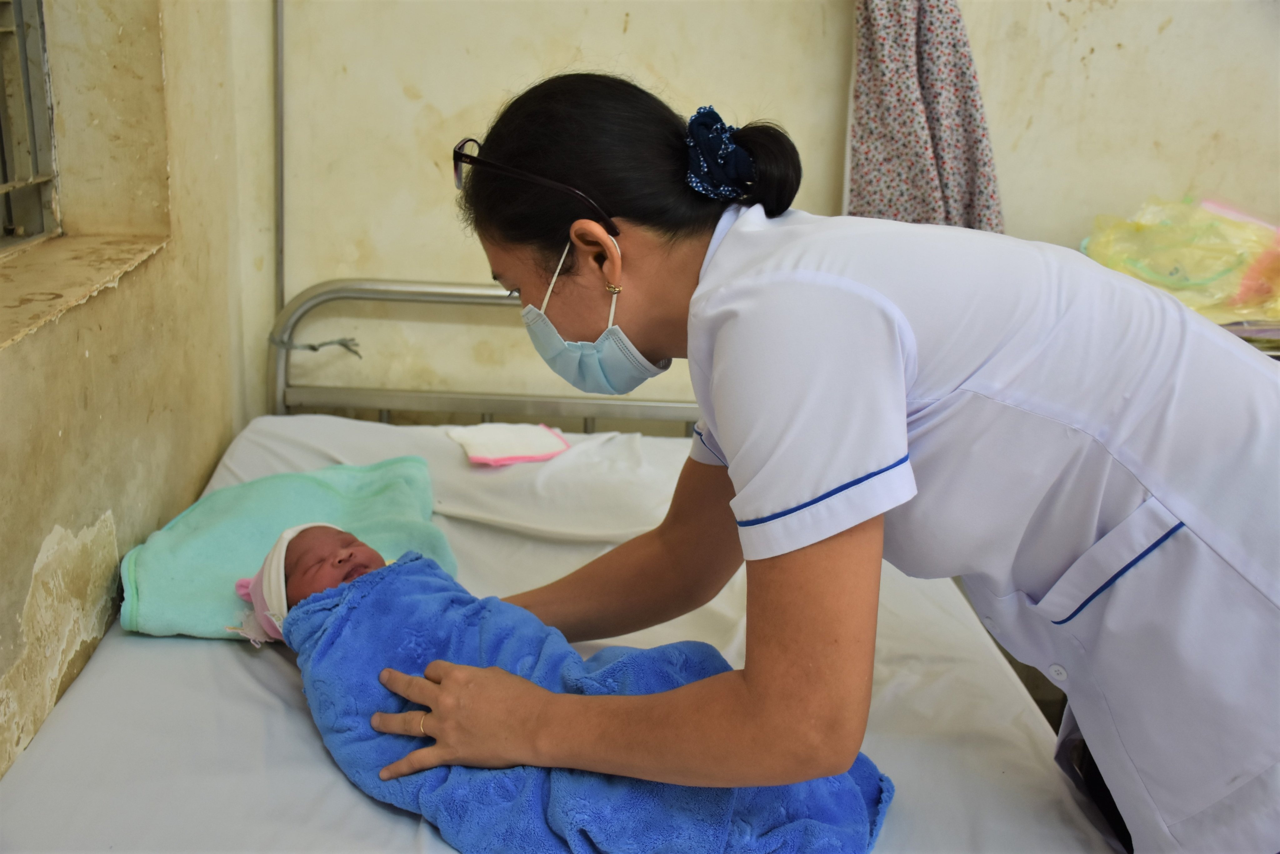 Be gai so sinh bi bo roi truoc cong benh vien tam than hinh anh