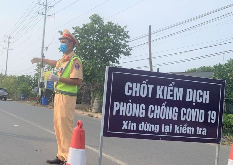 Canh sat truy duoi, no sung chan oto thong chot kiem dich hinh anh