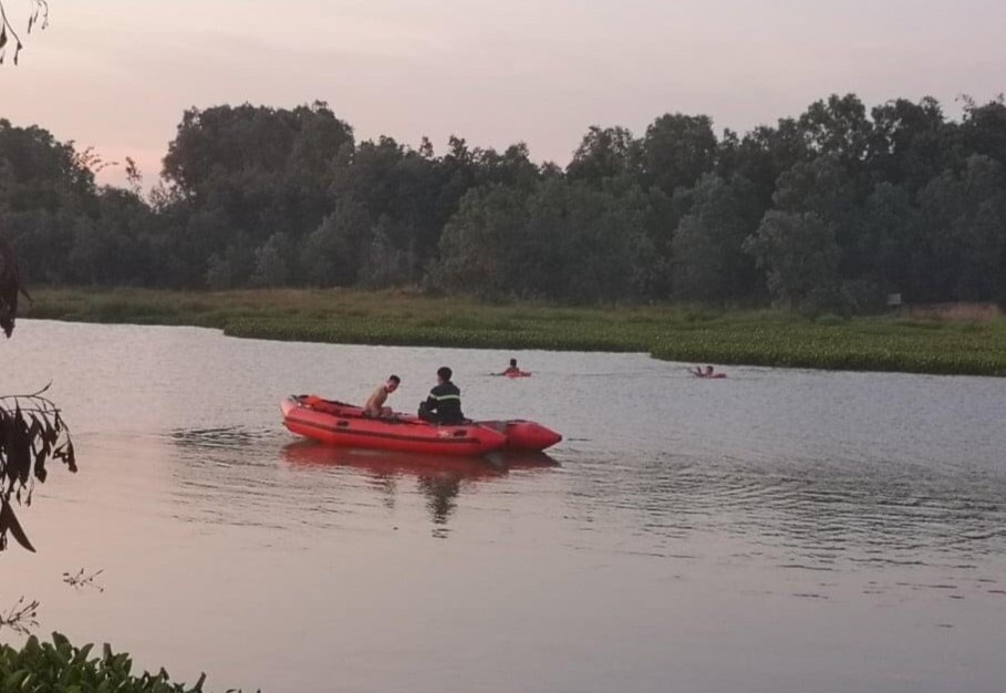 Ba thanh nien duoi nuoc khi di cau ca hinh anh