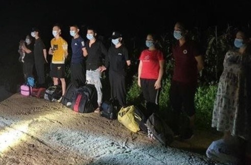 11 cong dan nhap canh trai phep qua bien gioi hinh anh