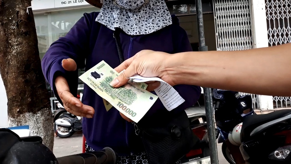 Hai vo chong buon giay kham suc khoe gia bi bat hinh anh