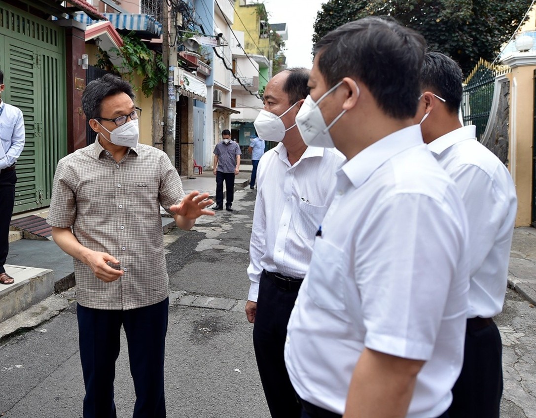 Pho thu tuong Vu Duc Dam kiem tra BV da chien, sieu thi tai TP.HCM hinh anh