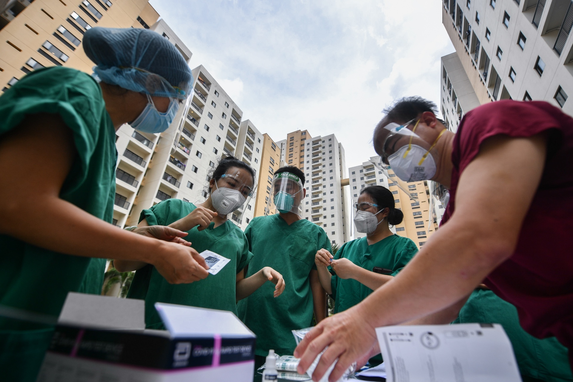 Thu truong Bo Y te,  Nguyen Truong Son,  TP.HCM,  Chi thi 16,  roi se giam dan,  F0,  dieu tri tai nha anh 3