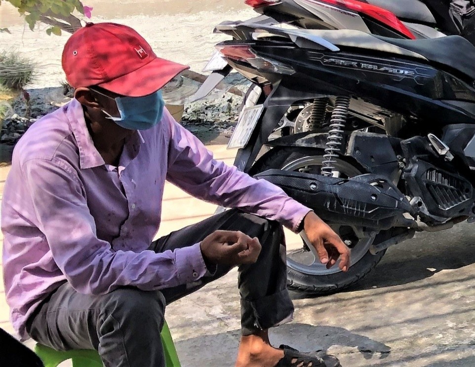 Nguoi dan ong tron trong thung xe tai de tranh kiem tra Covid-19 hinh anh