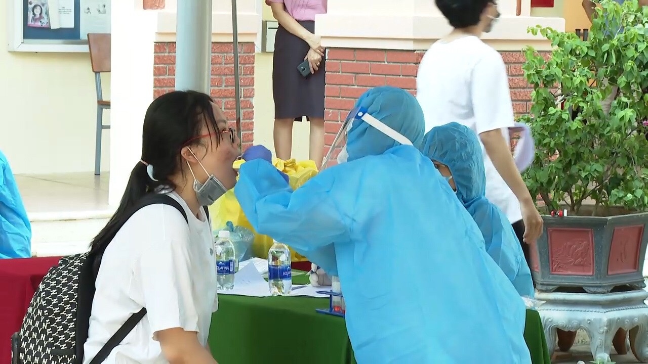 Ba Ria - Vung Tau phong toa nhieu diem lien quan 4 nu sinh nhiem nCoV hinh anh