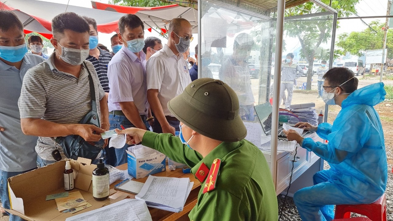 Hai cong an nhiem nCoV anh 1