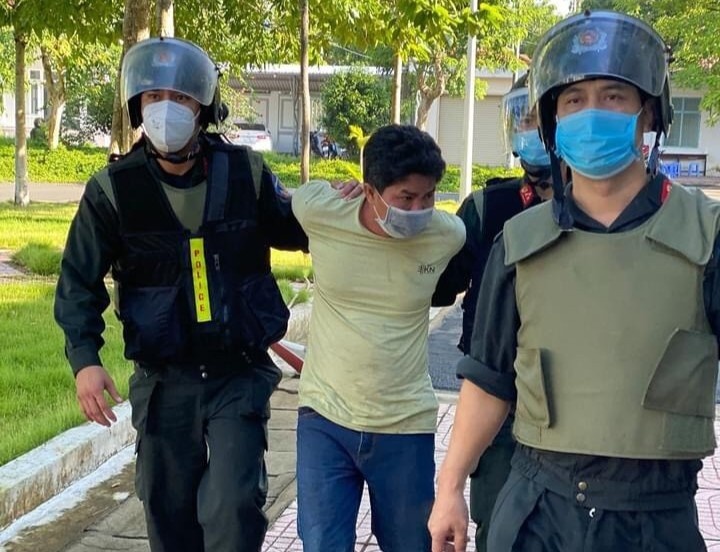 Nguoi chem thuong uy cong an gan dut lia tay bi bat hinh anh