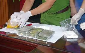 Dieu duong mua 4 banh heroin va 2.634 vien ma tuy di ban hinh anh