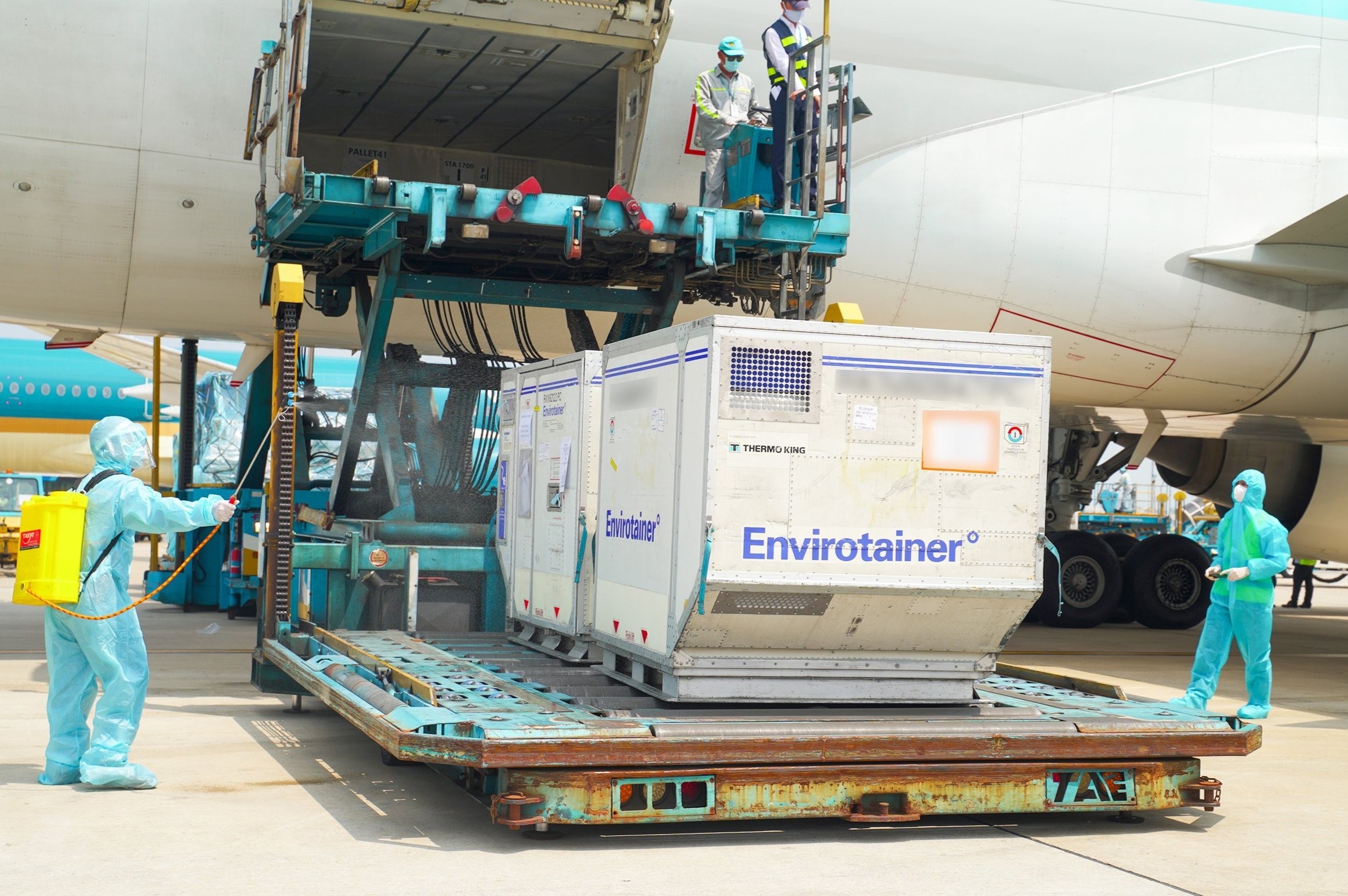 Them hon 1,2 trieu lieu vaccine AstraZeneca ve Viet Nam hinh anh