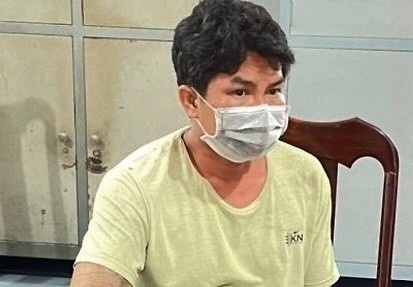 Khoi to, bat tam giam 2 cha con chem thuong uy cong an hinh anh